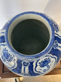 Grand pot en porcelaine de Chine en bleu et blanc &agrave; d&eacute;cor d'un faisan, Ming