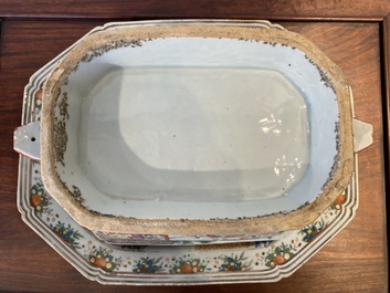 Een Chinese octagonale famille rose dekselterrine op onderschotel met mandarijns decor, Qianlong