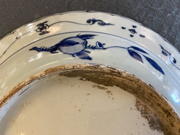 Plat en porcelaine de Chine en bleu et blanc &agrave; d&eacute;cor d'un paysage, Jiajing