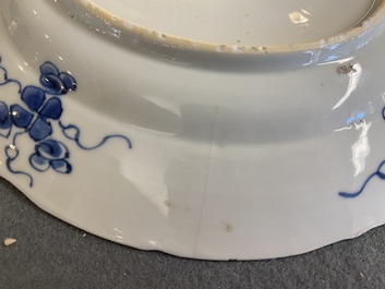 Paire de plats en porcelaine de Chine en bleu et blanc &agrave; d&eacute;cor de navires de la Compagnie des Indes, Kangxi