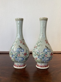 Paire de vases de forme bouteille en porcelaine de Chine famille rose, Jiaqing