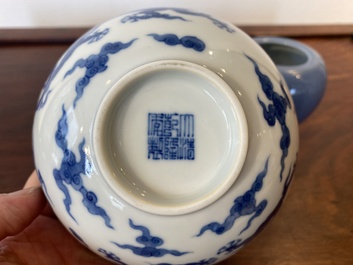 Un bol en porcelaine de Chine en bleu et blanc &agrave; d&eacute;cor de dragons et un lave-pinceaux en bleu monochrome, marque de Qianlong, 19/20&egrave;me