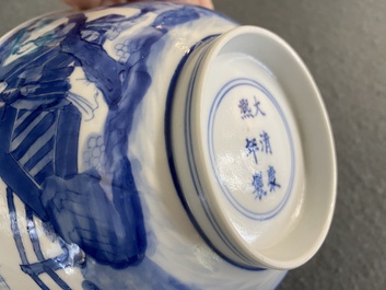 Een Chinese blauw-witte kom met verhalend decor, Kangxi merk en periode