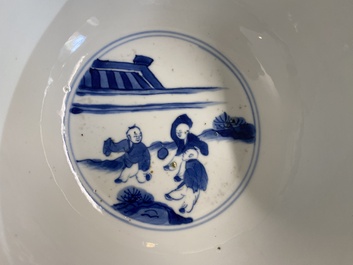 Bol en porcelaine de Chine en bleu et blanc &agrave; d&eacute;cor narratif, marque et &eacute;poque de Kangxi