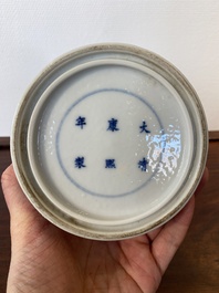 Pot &agrave; pinceaux en porcelaine de Chine en bleu et blanc, marque de Kangxi, 19&egrave;me