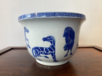 Een Chinese blauw-witte 'Acht paarden van Mu Wang' jardini&egrave;re, Kangxi merk, 19/20e eeuw