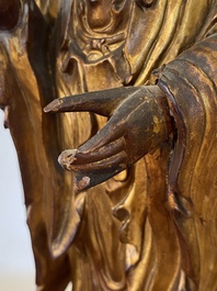 Sculpture d'un moine en bois laqu&eacute; et dor&eacute;, Chine, Qing