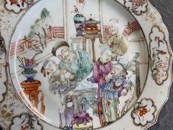 Een Chinees famille rose bord met mandarijns decor van theedrinkers, Qianlong