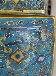 Een paar Chinese cloisonn&eacute; 'gu' vazen, Kangxi