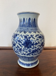Een Chinese blauw-witte vaas met lotusslingers in Ming-stijl, Qianlong