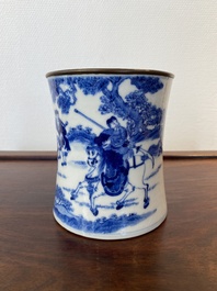 Een Chinese blauw-witte penselenbeker, Kangxi merk, 19e eeuw