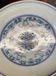 Coupe en porcelaine de Chine doucai &agrave; d&eacute;cor floral, marque de Yongzheng, 19/20&egrave;me