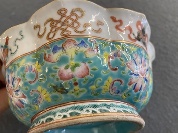 Bol en porcelaine de Chine famille rose &agrave; d&eacute;cor 'bajixiang' sur fond turquoise, marque et &eacute;poque de Tongzhi