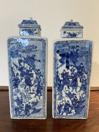 Paire de vases couverts de forme carr&eacute;e en bleu et blanc aux d&eacute;cors narratifs, Kangxi