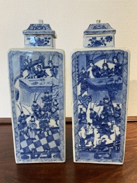 Paire de vases couverts de forme carr&eacute;e en bleu et blanc aux d&eacute;cors narratifs, Kangxi