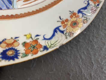 A Chinese famille verte dish with ladies in a pavillion, Yongzheng