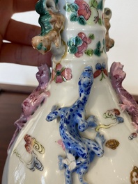 Un vase en porcelaine de Chine famille rose &agrave; d&eacute;cor des '18 Luohan' et un vase famille verte, marque de Kangxi, 19&egrave;me