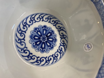 Een Chinese blauw-witte kom met spelende jongens, Fu Hai Cang Zhen 福海藏珍 merk, Daoguang