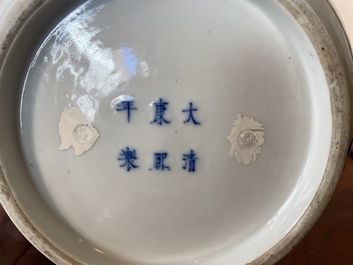 Een Chinese blauw-witte 'Acht paarden van Mu Wang' jardini&egrave;re, Kangxi merk, 19/20e eeuw