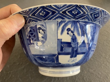 Een Chinese blauw-witte kom met verhalend decor, Kangxi merk en periode