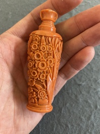 A fine Chinese red coral 'chrysanthemum' snuff bottle, 19/20th C.