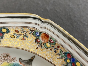 Een paar Chinese octagonale famille rose borden met mandarijns decor, Qianlong