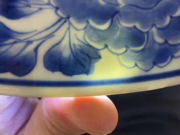 Een grote Chinese blauw-witte schotel met gebombeerd centraal medaillon, Kangxi