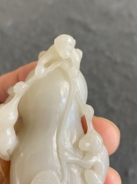 Sculpture en jade blanc repr&eacute;sentant une main de Bouddha aux singes, Chine, Qing