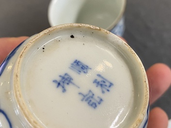 Four Chinese blue and white 'Buddhist lions' cups and their round tray, Shun Li Kin Ji mark, 19th C.