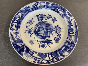 Grand plat en porcelaine de Chine en bleu et blanc avec m&eacute;daillon central bomb&eacute;, Kangxi