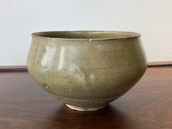 Een Chinese Yaozhou celadon 'lotus' kom, Song/Yuan