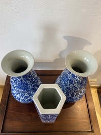 Trois vases en porcelaine de Chine en bleu et blanc, 19&egrave;me