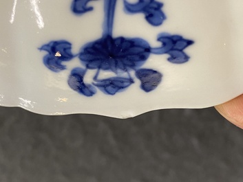 Paire d'assiettes en porcelaine de Chine en bleu et blanc, marque et &eacute;poque de Kangxi