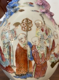 Een Chinese flesvormige famille rose '18 Luohan' vaas en een famille verte vaas, Kangxi merk, 19e eeuw