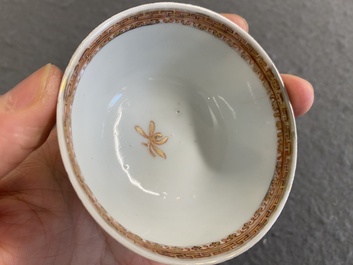 Tasse et soucoupe en porcelaine de Chine famille rose &agrave; d&eacute;cor de joueurs de go, Yongzheng