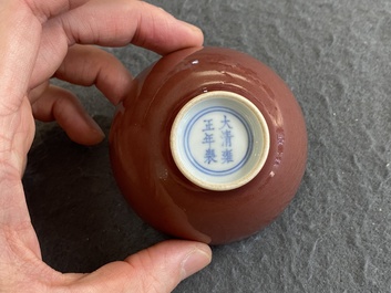 Een Chinese monochrome koperrode kom, Yongzheng merk maar wellicht later