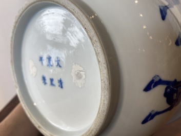 Jardini&egrave;re en porcelaine de Chine en bleu et blanc &agrave; d&eacute;cor de 'Huit chevaux de Mu Wang', marque de Kangxi, 19/20&egrave;me