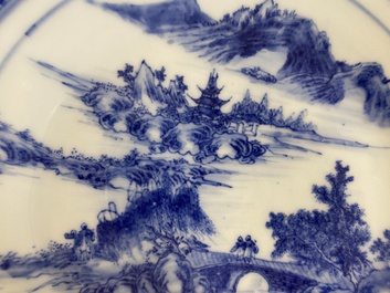 Deux plats en porcelaine de Chine en bleu et blanc &agrave; d&eacute;cor de paysages montagneux, 19&egrave;me