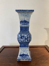 Vase de forme 'gu' carr&eacute; en porcelaine de Chine en bleu et blanc, 19&egrave;me