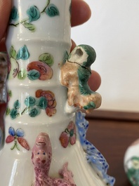 Un vase en porcelaine de Chine famille rose &agrave; d&eacute;cor des '18 Luohan' et un vase famille verte, marque de Kangxi, 19&egrave;me