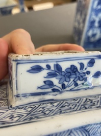 Een paar Chinese vierkante blauw-witte dekselvazen met verhalende decors, Kangxi