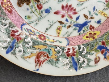 Assiette en porcelaine de Chine famille rose &agrave; d&eacute;cor de canards mandarins et d'immortels, Yongzheng