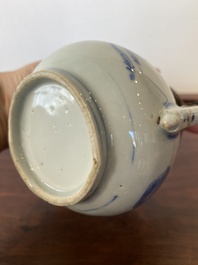 Een Chinese blauw-witte theepot met zilveren montuur, Kangxi