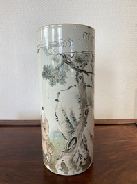 Porte-chapeau en porcelaine de Chine qianjiang cai, sign&eacute; Liu Hongxiang 劉宏祥, 19/20&egrave;me