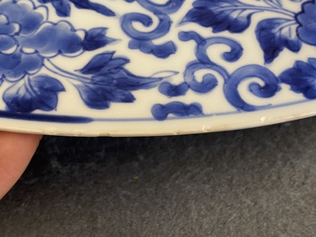 Grand plat en porcelaine de Chine en bleu et blanc avec m&eacute;daillon central bomb&eacute;, Kangxi