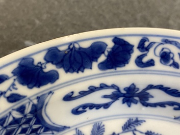 Een Chinees blauw-wit bord met twee feniksen en een onsterfelijke, Kangxi/Yongzheng