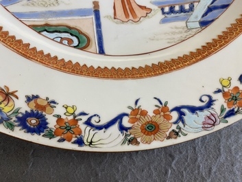 Plat en porcelaine de Chine famille verte &agrave; d&eacute;cor de femmes dans un pavillon, Yongzheng