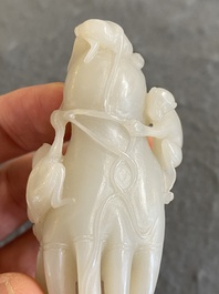 Sculpture en jade blanc repr&eacute;sentant une main de Bouddha aux singes, Chine, Qing