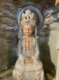 Een Chinees Longquan celadon schrijn met Guanyin, wellicht Ming