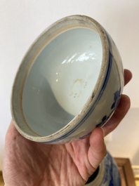 Grand pot couvert en porcelaine de Chine en bleu et blanc &agrave; d&eacute;cor narratif, 19&egrave;me